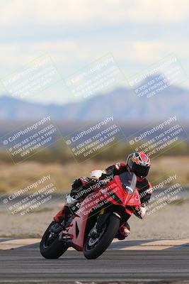 media/Nov-16-2025-Race Pace (Sun) [[8c5fa54630]]/Non Verified Riders (1st 20 Minutes)/5-Turn 15 (110pm)/